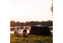 Kampiranje ob morju s šotori, tende in kamp oprema