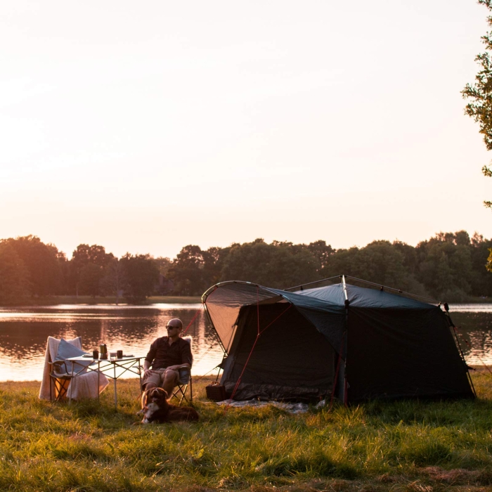 Kampiranje ob morju s šotori, tende in kamp oprema