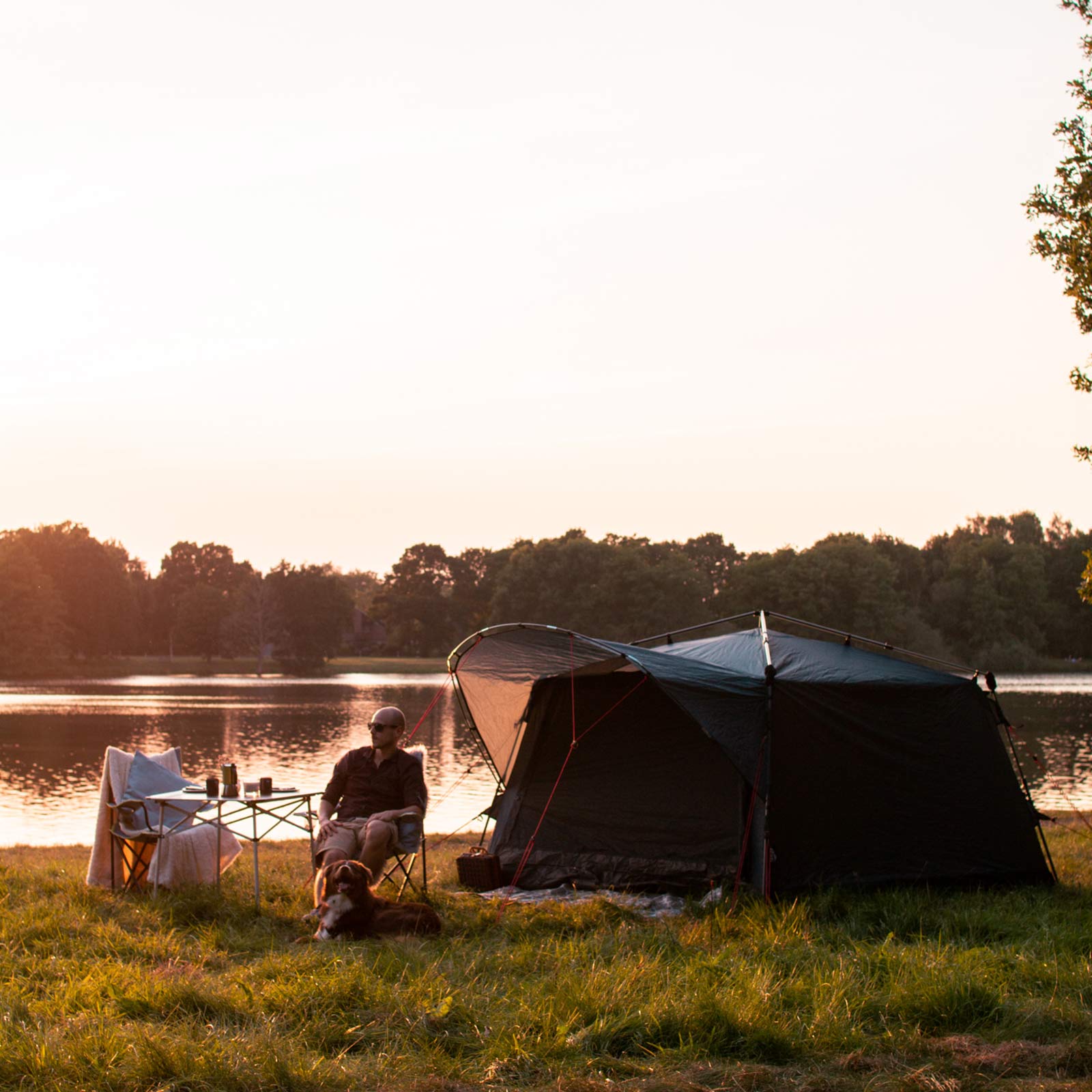 Kampiranje ob morju s šotori, tende in kamp oprema